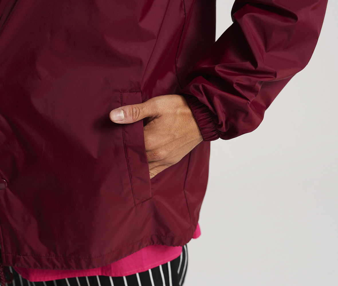 ポケットは便利な片玉縁ポケット、袖口は冷気の侵入を防ぐシャーリング仕様